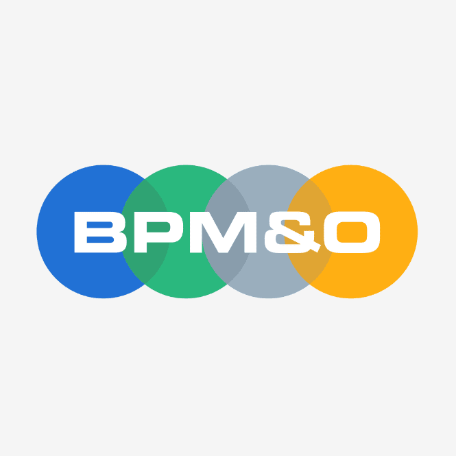 Logotipo da BPM&O com a sigla destacada em letras brancas sobre círculos coloridos.